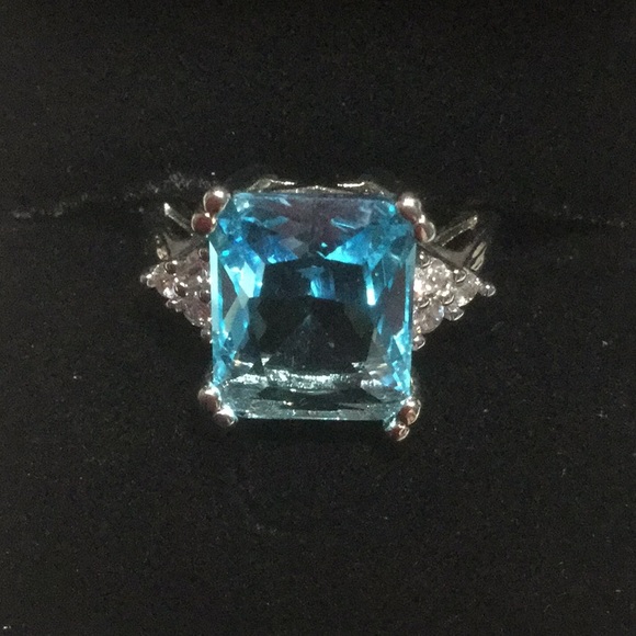 SOLD ⭐️Unusual Emerald Cut Blue Topaz Ring⭐️ - Picture 2 of 7